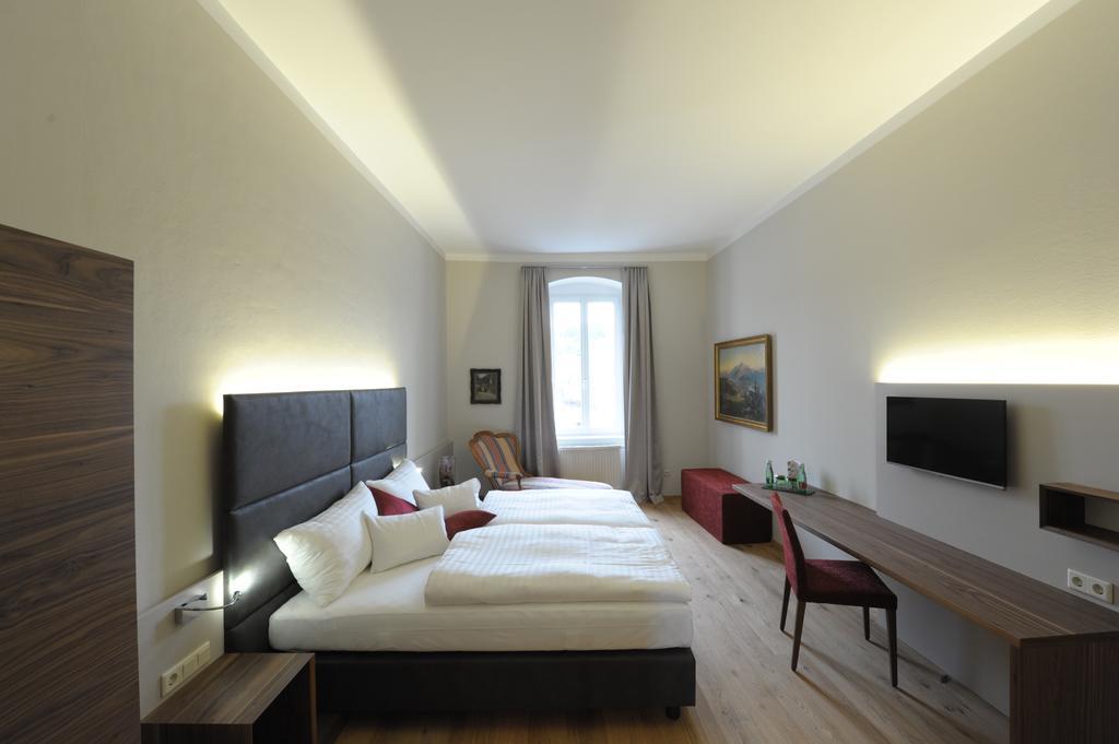 Eee Hotel Perg Habitación foto