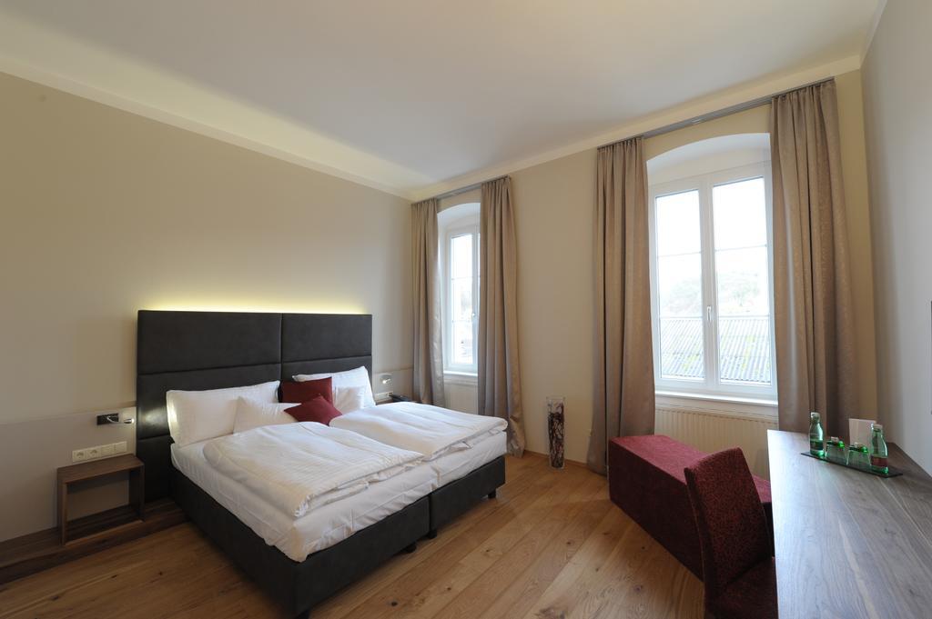 Eee Hotel Perg Habitación foto