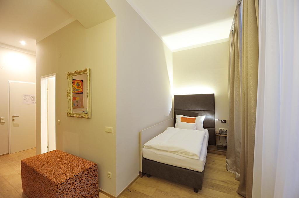 Eee Hotel Perg Habitación foto